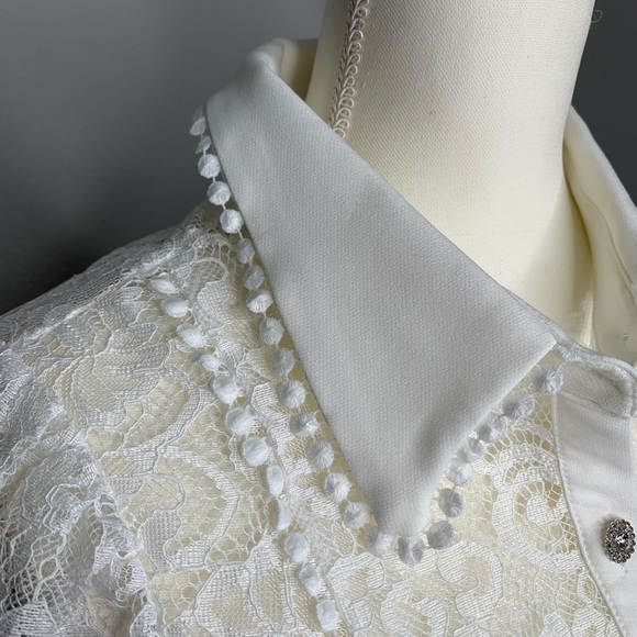 ✨ Lace Rhinestone Button Top ✨ - Picture 4 of 9